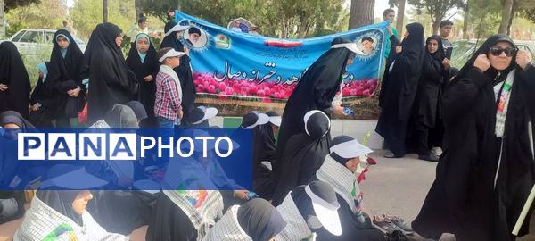 عطرافشانی گلزار شهدا توسط دانش‌آموزان مشهدی