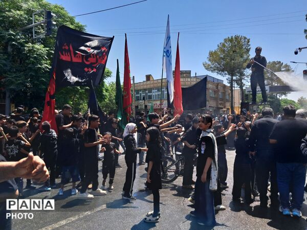 ورود هیئت‌های عزاداری به مهدیه کاشمر در هشتمین روز محرم