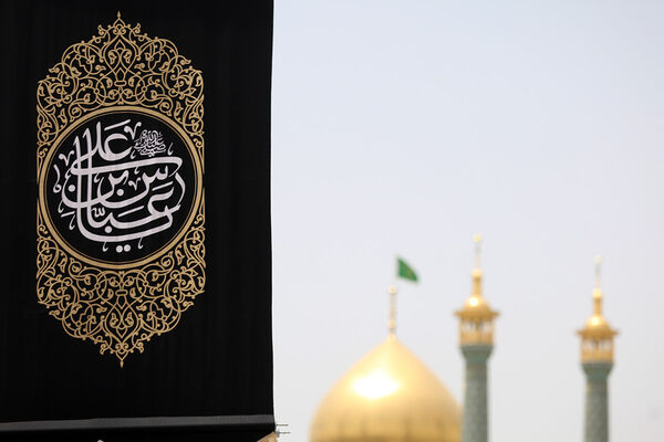 آیین اهتزاز پرچم عزای سیدالشهدا(ع) بر فراز گنبد حرم حضرت معصومه(س)