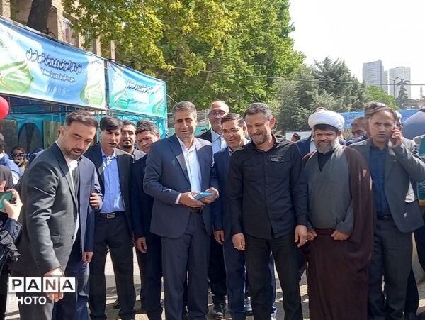 بازدید مدیرکل آموزش‌وپرورش تهران از غرفه سازمان دانش‌آموزی در آیین افتتاحیه اوقات فراغت