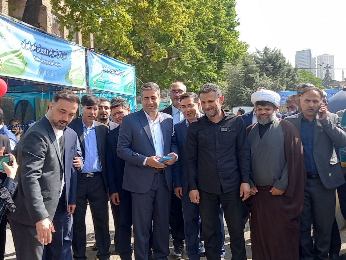 بازدید مدیرکل آموزش‌وپرورش تهران از غرفه سازمان دانش‌آموزی در آیین افتتاحیه اوقات فراغت