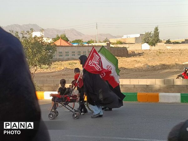 رقص پرچم‌ها در باد عزای کاشمر هم‌صدایی آسمان با زائران