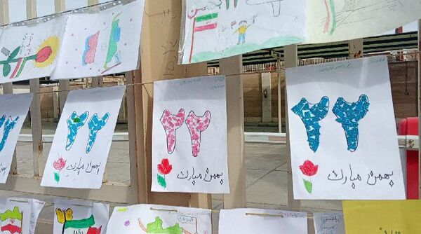 نمایش پوستر ، بنر و نقاشی ها با موضوع ۲۲ بهمن در خیابان های خلیل آباد