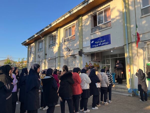 صبحگاه تشکیلاتی در مدرسه شبخ فضل الله نوری کومله