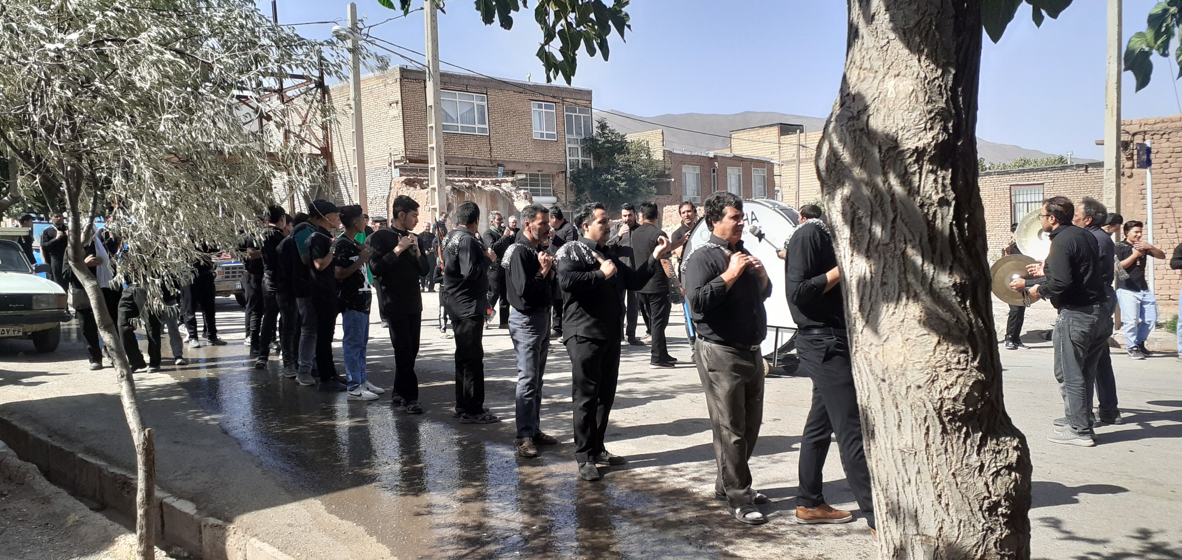روستای سربالا در سوگ امام حسین(ع)؛ حضور پرشور جوانان در مراسم عزاداری حماسه‌ساز شد