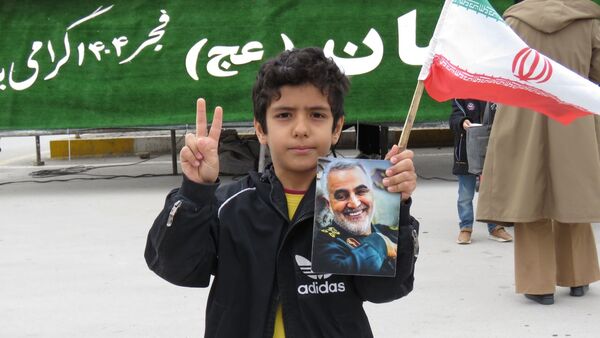 از نوجوان تا کهنسال؛ همه اقشار نورآباد در صف‌های متحد راهپیمایی ۲۲ بهمن