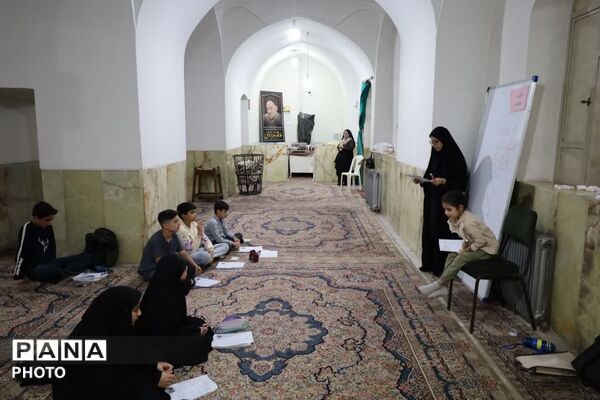 بازدید معاون سیاسی امنیتی اجتماعی استانداری یزد از موکب رفع اشکال دانش‌آموزان