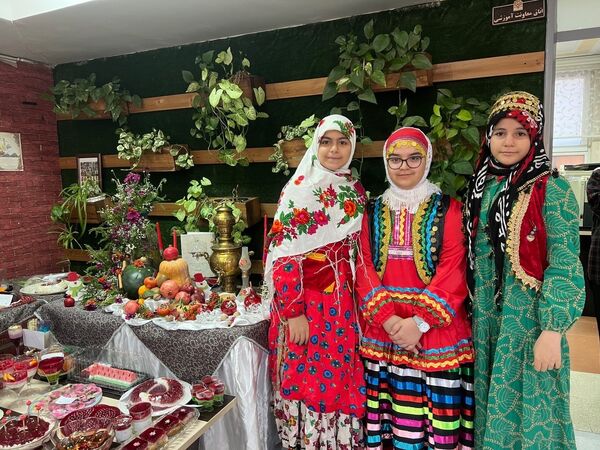 جشن یلدای دانش‌آموزی در دبیرستان تیمسار فلاحی ناحیه یک کرج 