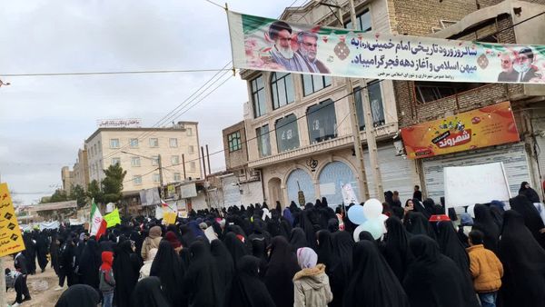  مشقِ اقتدارِ دخترانِ سرخسی در مطلعِ فجرِ ۴۷