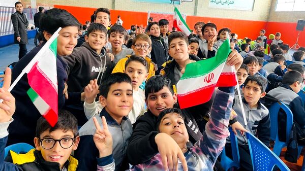 مراسم جشن انقلاب و تقدیر از دانش‌آموزان مقام‌آور مدرسه معلم