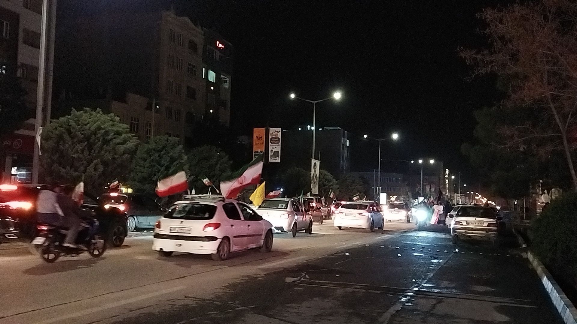 بلوار فضل پرشور از ماشین هایی با پرچم ایران 