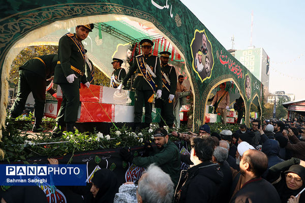 تشییع پیکرهای ۱۰۰ شهید گمنام از مقابل دانشگاه تهران