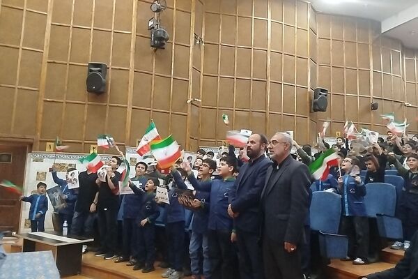 دانش‌آموزان شعار «باید برخاست» را فریاد زدند که بگویند ادامه دهنده راه شهدا هستند