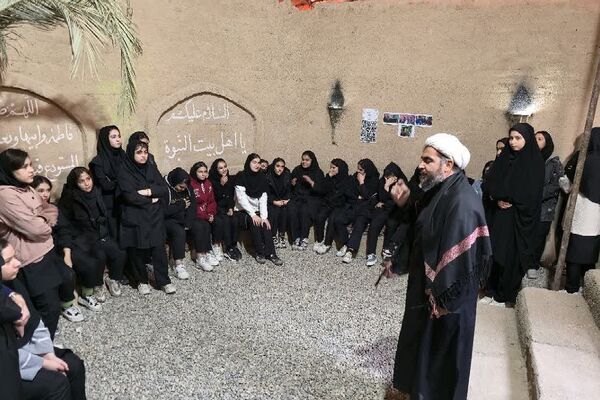 بازدید دانش‌آموزان دبیرستان یادگار امام از کوچه‌های بنی‌هاشم