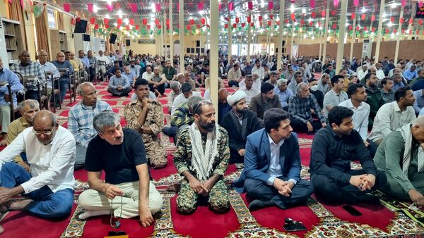 تجمع نمازگزاران نماز جمعه قشم در روز خشم و نصر
