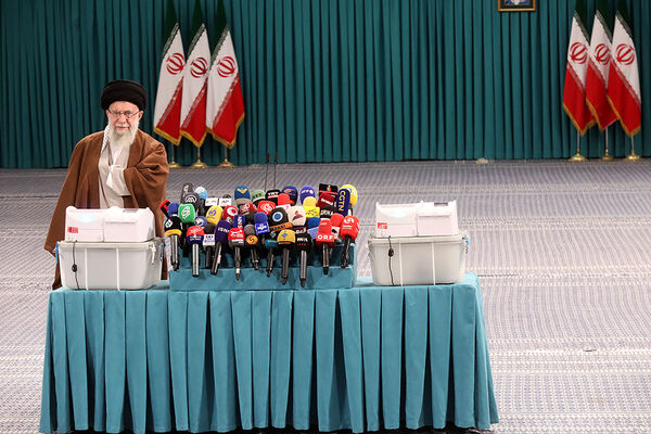 حضور رهبر معظم انقلاب در رای گیری مرحله‌ دوم انتخابات مجلس

