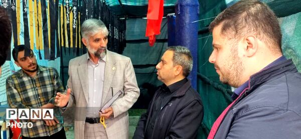 حضور معاون تشکیلات سازمان دانش‌آموزی در غرفه «نوجوان مبارز» 