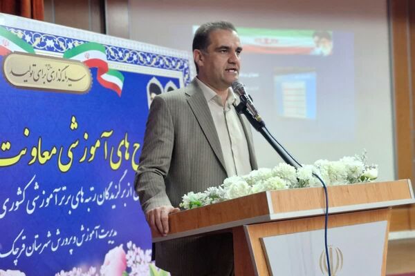آیین تجلیل و اختتامیه طرح‌های آموزشی معاونت آموزش متوسطه و برگزیدگان رتبه‌های برتر آموزشی در قرچک