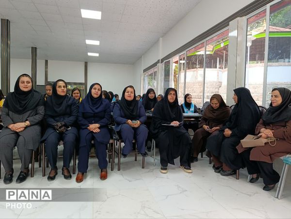 نشست مشاور وزیر آموزش‌ و پرورش با تشکل‌های دانش‌آموزی در یاسوج