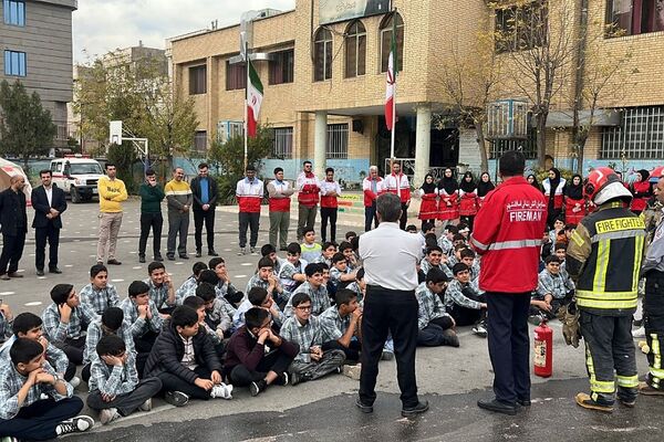 برگزاری مانور زلزله و ایمنی در دبیرستان شاهد شهید کاظمی شهرستان اسلامشهر
