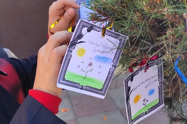 اجرای طرح «لاله‌های روشن» در دبستان شهید نوروزعلی حسینی