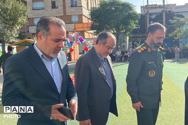 نواخته شدن زنگ شکوفه ها در دبستان طواف و معماریان ناحیه دو شهرری 