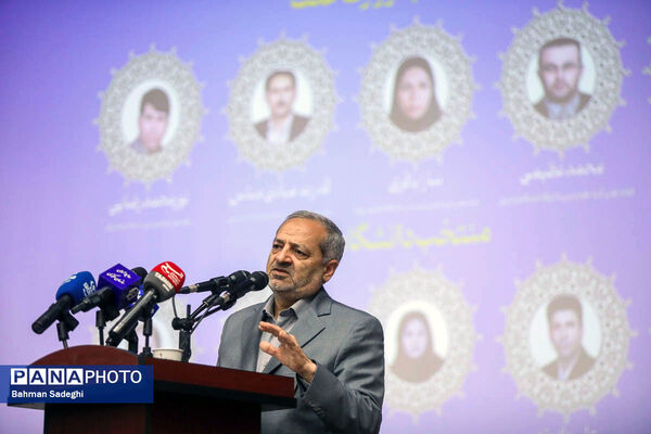مراسم گرامیداشت روز معلم و تجلیل از اساتید نمونه دانشگاه فرهنگیان