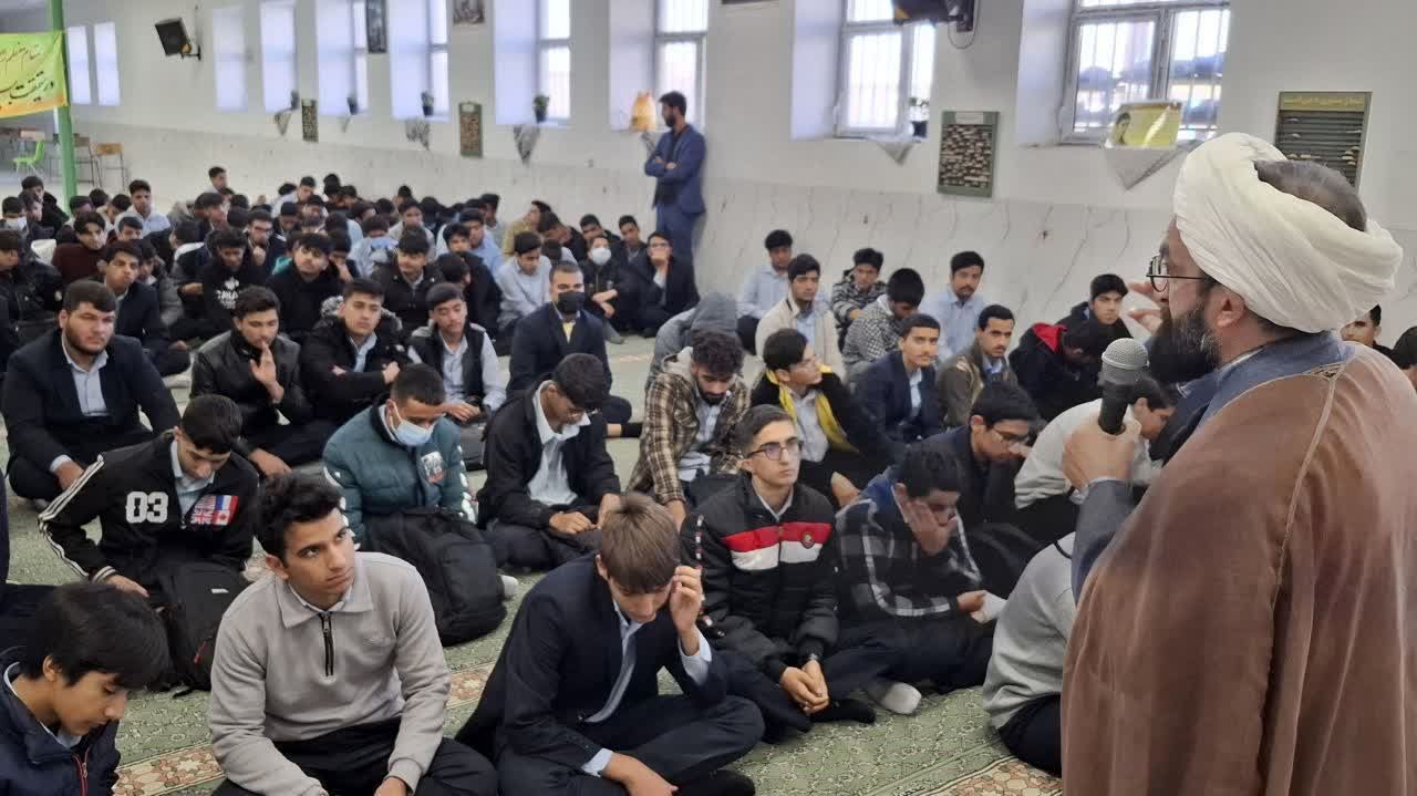 حضور مسئول قرآن و عترت ناحیه یک یزد در صبحگاه قرآنی دبیرستان هفده شهریور
