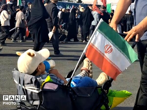 چشم‌های گریان نوجوانان در سوگ پدر امت