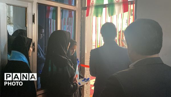 گشایش نمایشگاه مدرسه انقلاب در هنرستان عالمه باخرز