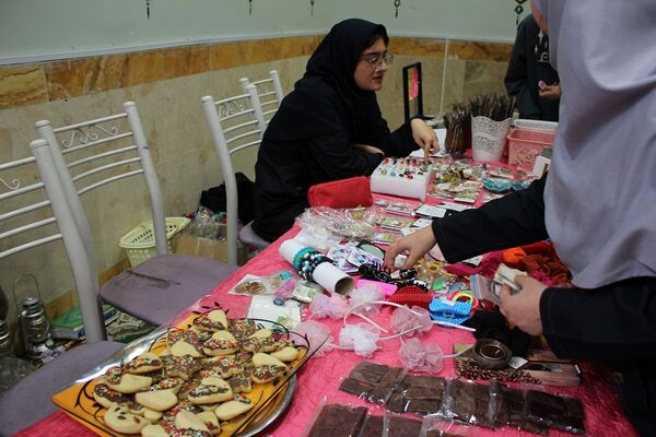 برپایی بازارچه کسب و کار دانش‌آموزی در مدرسه حضرت معصومه (س) ناحیه 4 کرج