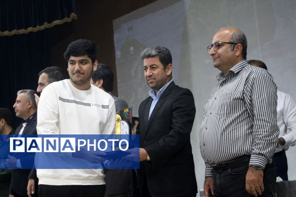 تجلیل از برگزیدگان دبیرستان شهید بهشتی شهرستان بوشهر (2)