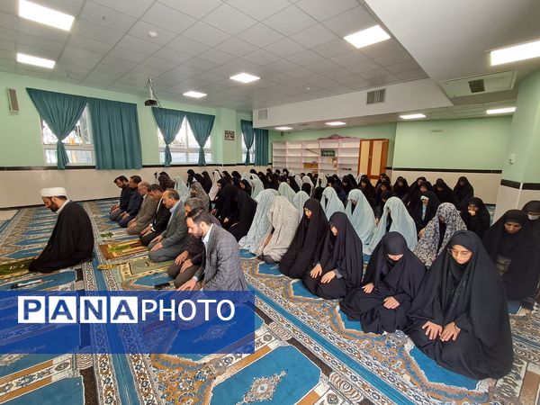 برگزاری نماز جماعت در دبیرستان شهدای فرهنگی