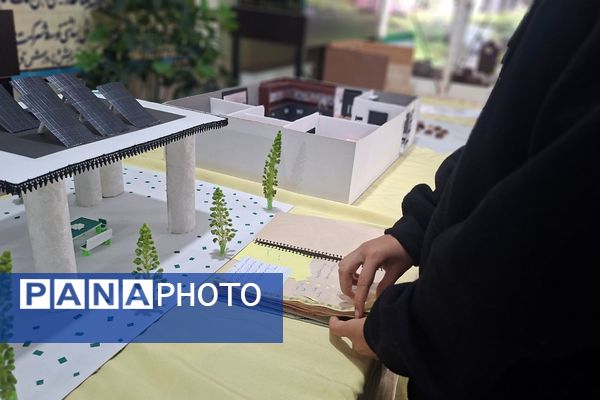 نمایشگاه دست‌سازه‌های دانش‌آموزی مدرسه نمونه دولتی ارشاد قرچک