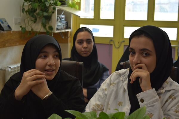 برای اولین‌بار برگزاری کافه ۵۷ در دبیرستان‌ نمونه دولتی ولایت بهارستان‌دو