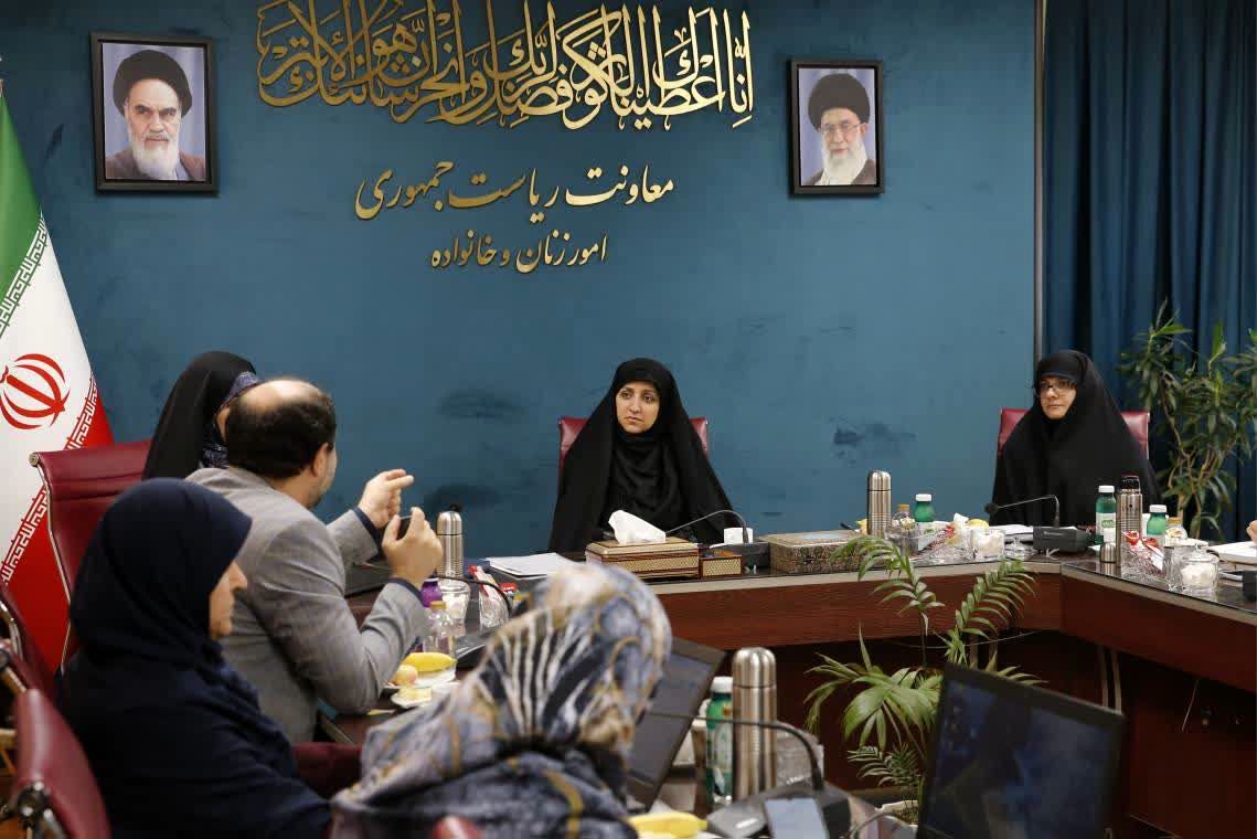 باید از نگاه عمومی و یک‌دست به زنان عبور کنیم