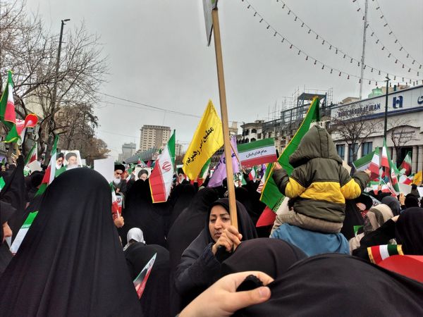 حضور دانش‌آموزان مدرسه شاهد ارض اقدس ناحیه ۳ در راهپیمایی ۲۲ بهمن