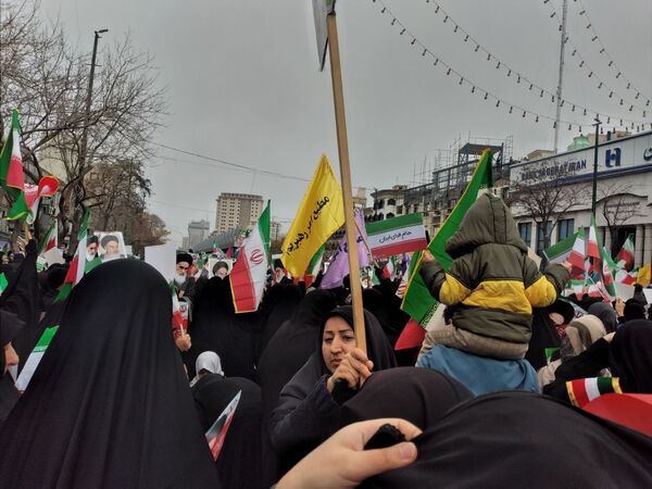 حضور دانش‌آموزان مدرسه شاهد ارض اقدس ناحیه ۳ در راهپیمایی ۲۲ بهمن