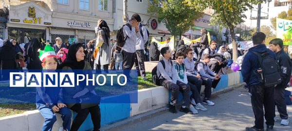 حضور دانش‌آموزان دبستان مبین شیروان در راهپیمایی ۱۳ آبان