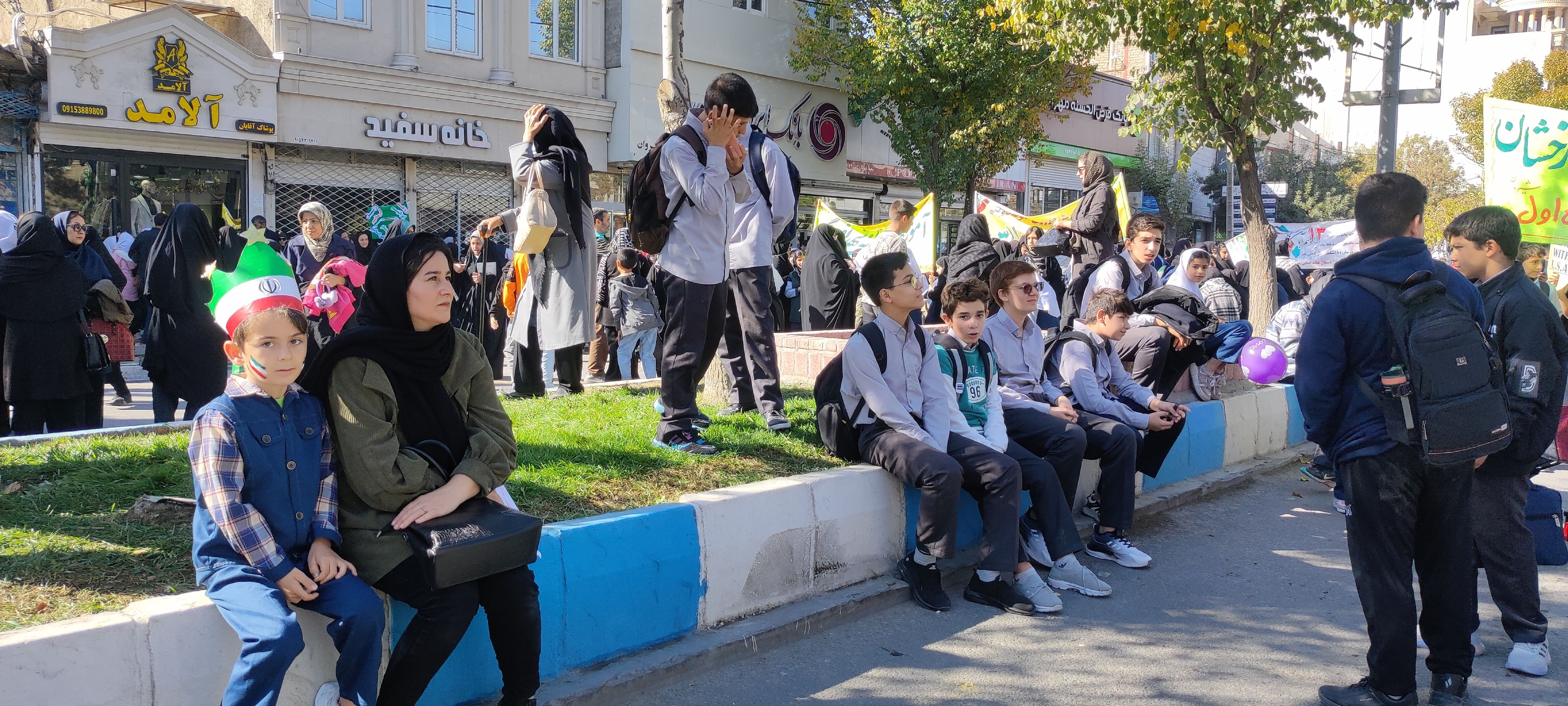 حضور دانش‌آموزان دبستان مبین شیروان در راهپیمایی ۱۳ آبان