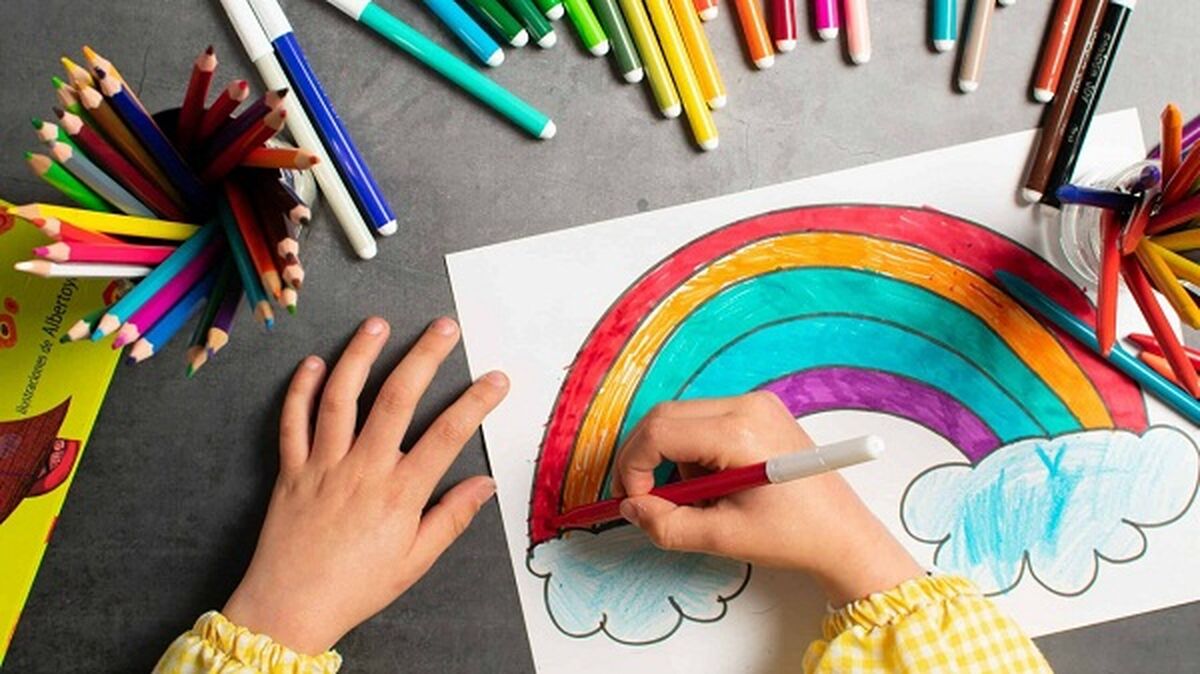 خطوط و رنگ‌ها دوبعدی هستند اما اثرشان فراتر است