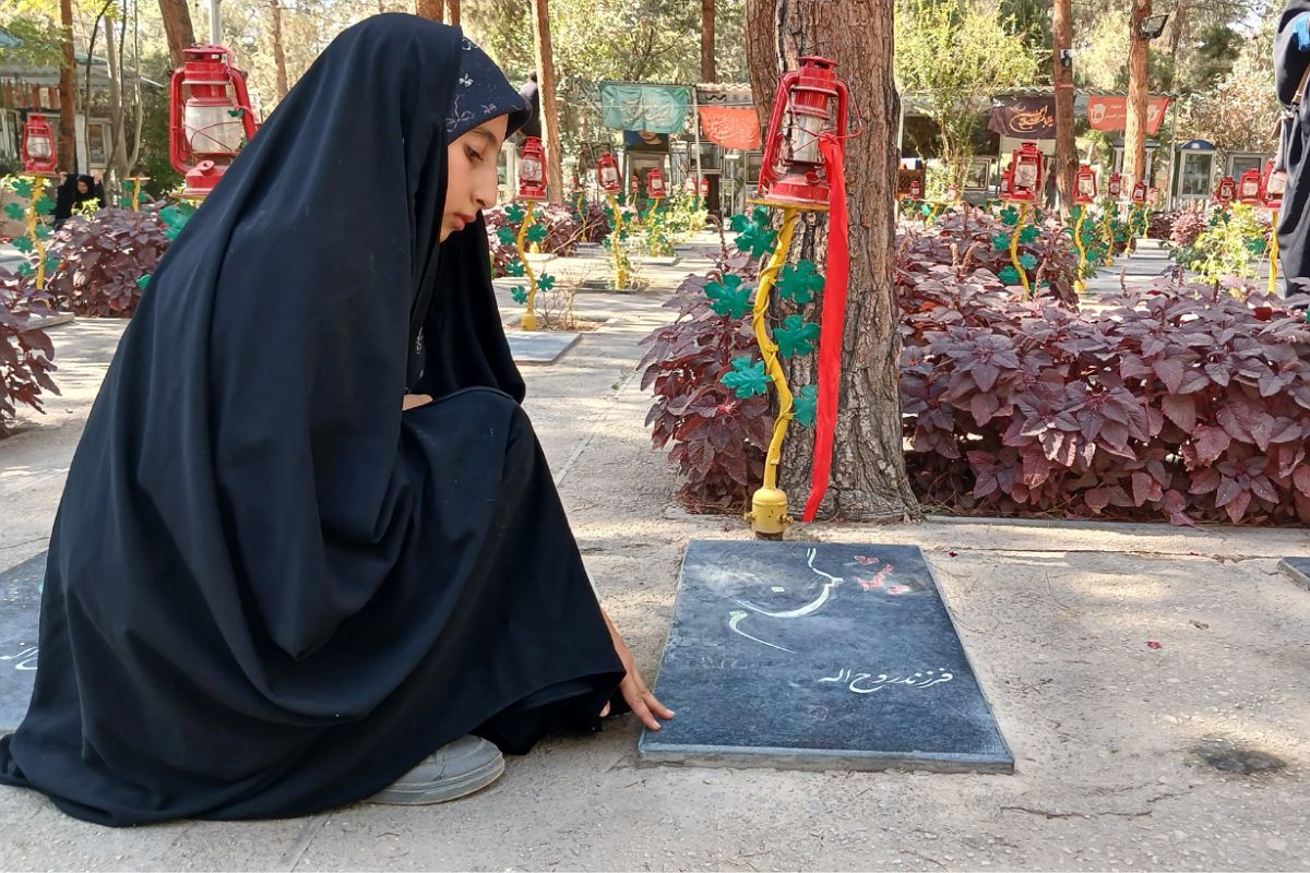 تجدید پیمان دانش‌آموز خبرنگاران پانا با شهدا درهفته دفاع مقدس