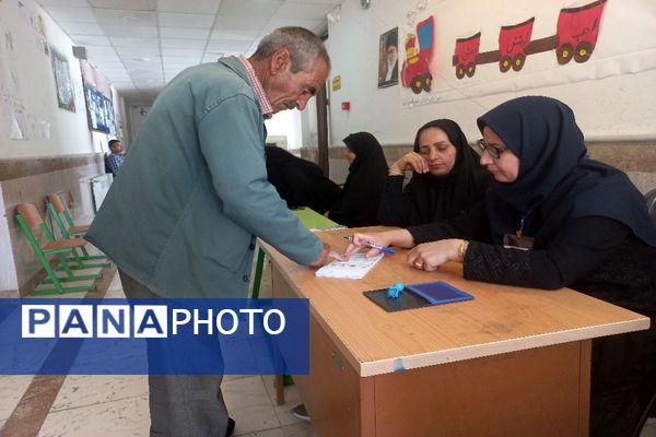 حضور گسترده مردم شهیدپرور شهر تیتکانلو بخش خبوشان پای صندوق‌های رأی 