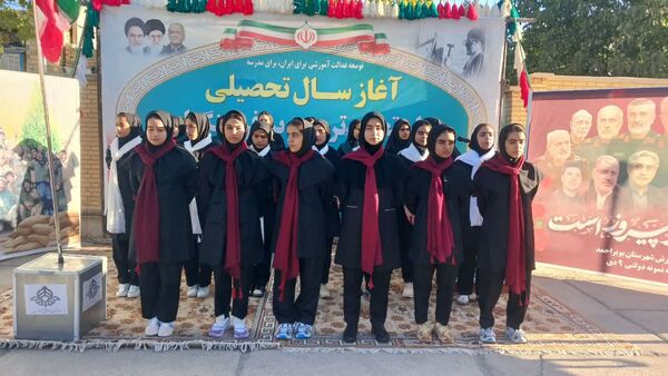 نواختن زنگ استانی مهر، ایثار و مقاومت در مدرسه نمونه دولتی ۹ دی به مناسبت آغاز سال تحصیلی و هفته دفاع مقدس