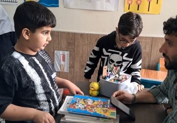 عشق و محبت معلمی در مدرسه با نیازهای ویژه قائمشهر