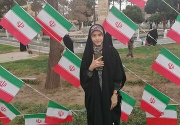هم‌صدایی نسل‌ها در راهپیمایی ۲۲ بهمن یزد