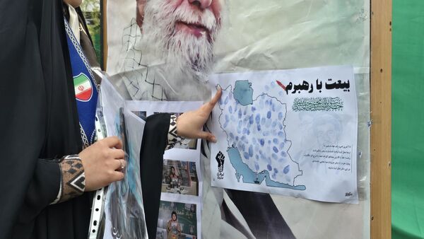 بیعت دانش‌آموزان پیشتاز نظرآباد با رهبر جدید انقلاب