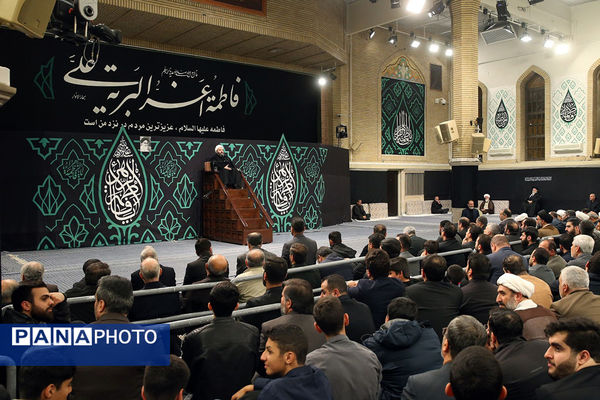 اولین شب مراسم عزاداری حضرت فاطمه‌زهرا سلام‌الله‌علیها در حسینیه امام خمینی(ره)