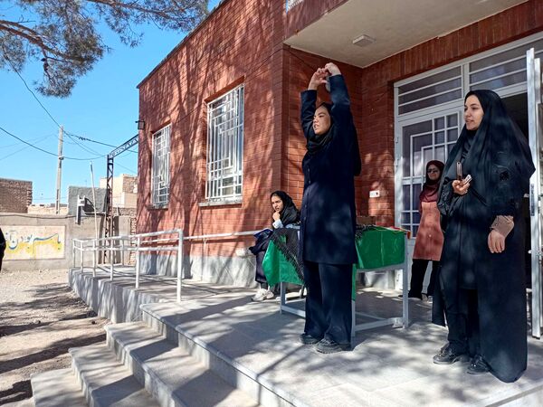گرامیداشت سیزده آبان در دبیرستان مادرمهربان خلیل آباد