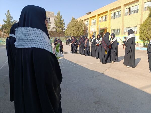 دبیرستان دخترانه شاهد قدسیان میزبان پیکر مطهر شهید گمنام